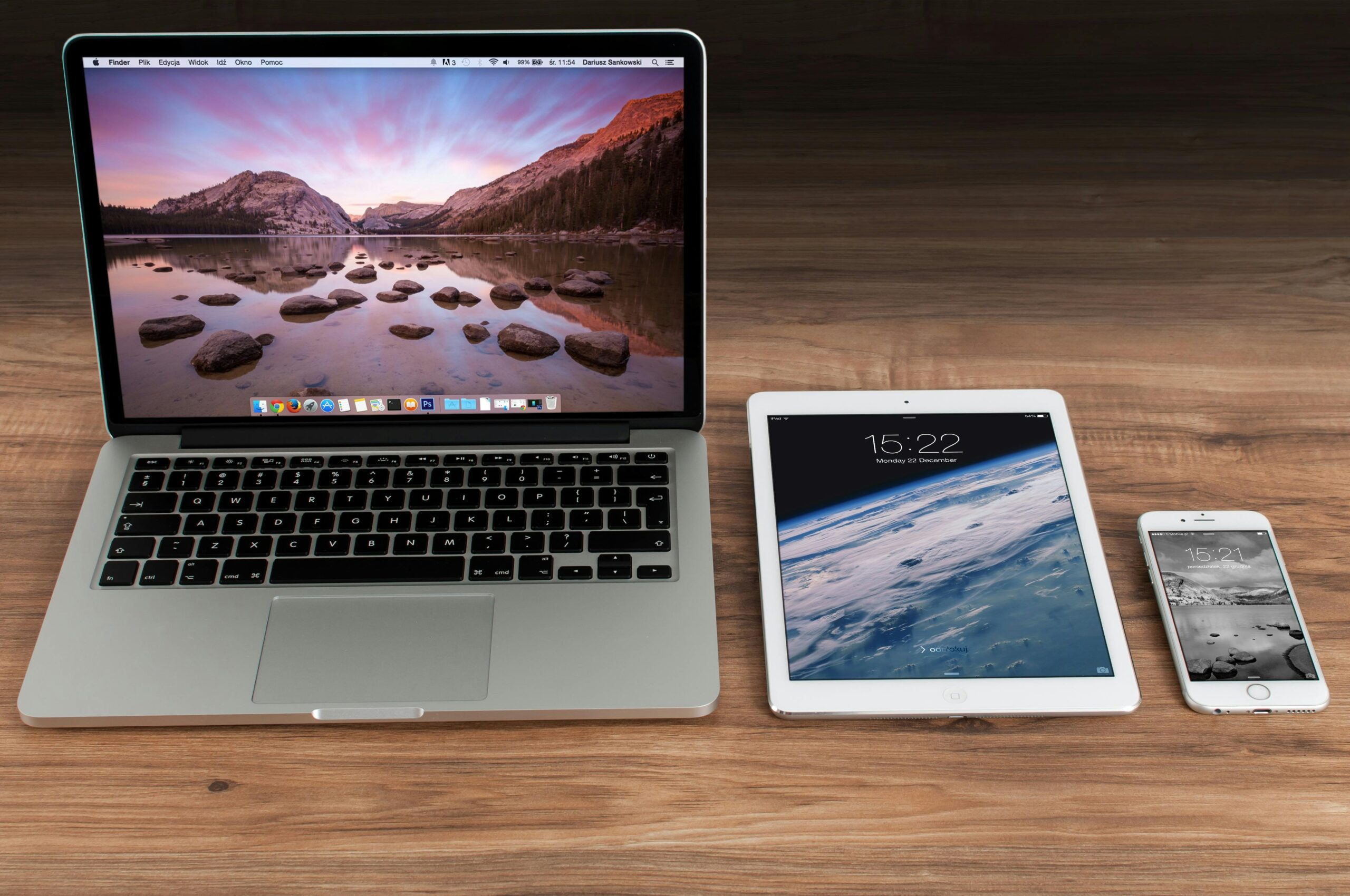 A variety of used Apple iPads for sale, including iPad Air, iPad Pro, and iPad Mini, displayed on a table.